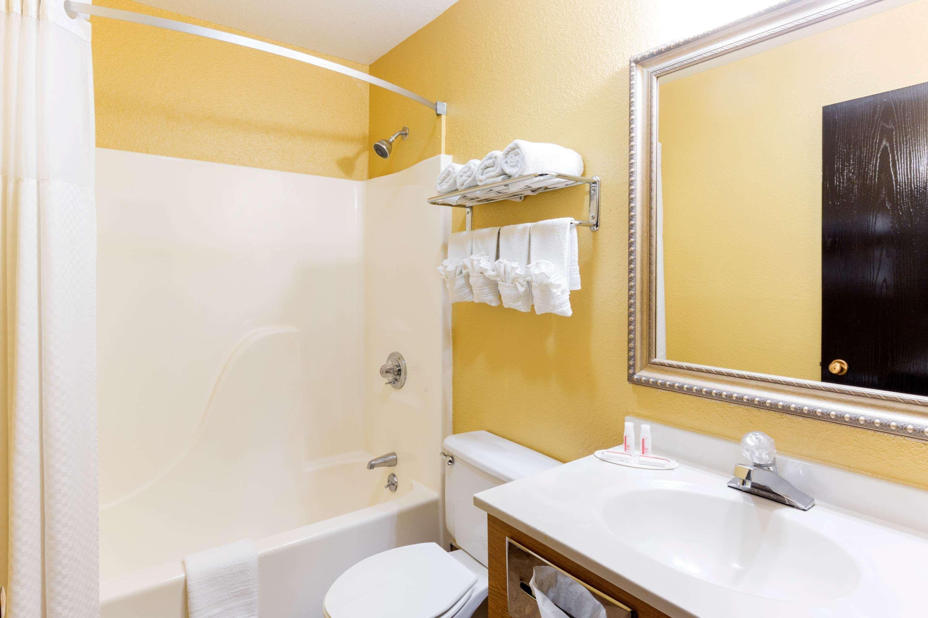 Super 8 By Wyndham Richmond Hotel Luaran gambar