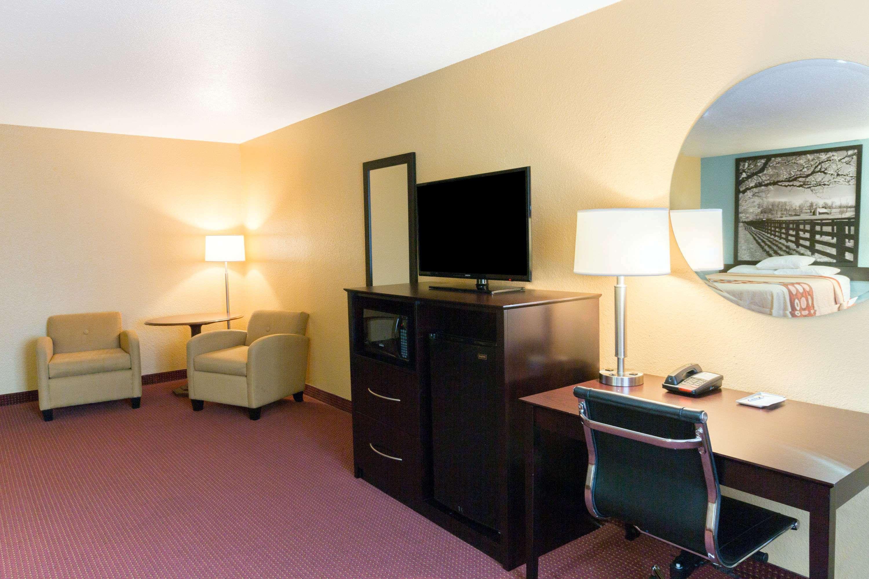 Super 8 By Wyndham Richmond Hotel Luaran gambar