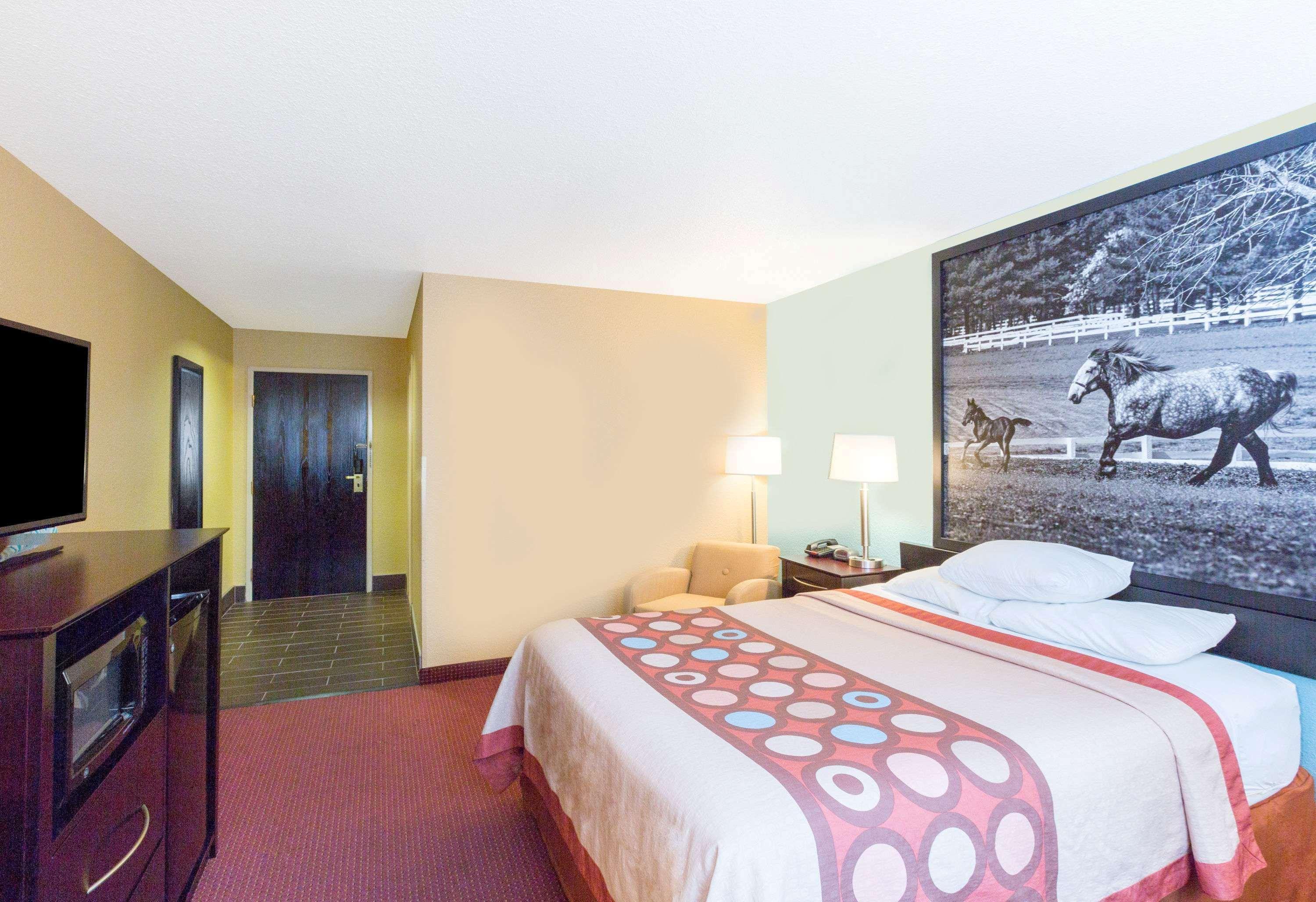 Super 8 By Wyndham Richmond Hotel Luaran gambar